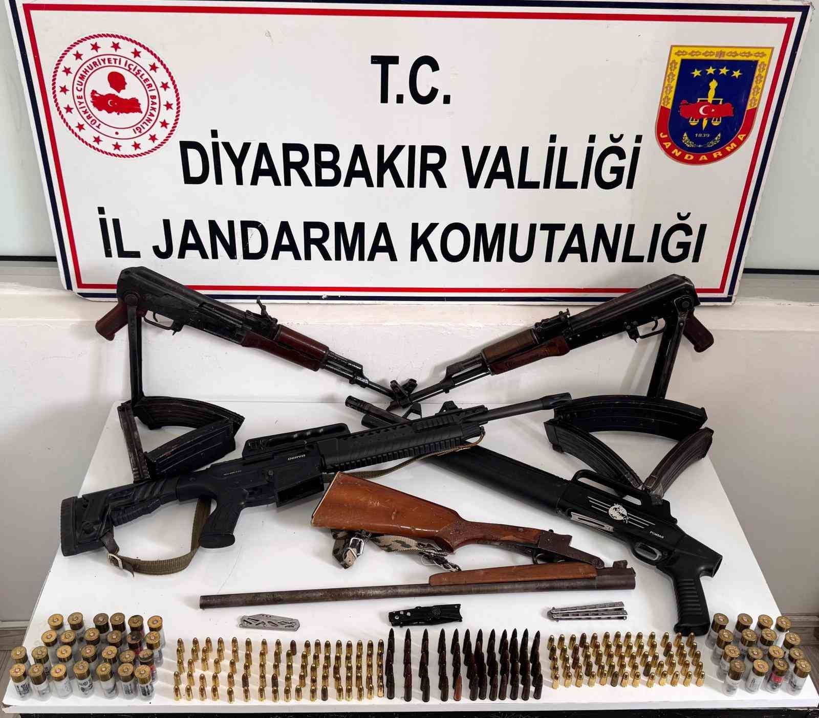 Diyarbakır’da kaçakçılık operasyonunda çok sayıda silah ele geçirildi: 6 gözaltı 4 diyarbakirda kacakcilik operasyonunda cok sayida silah ele gecirildi 6 gozalti 0 bENeMOBh