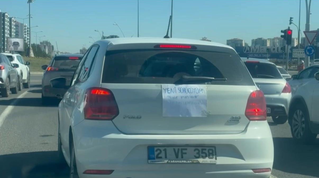 Diyarbakır’da kadın sürücü ’yeni sürücüyüm, sabır imandandır’ yazısıyla trafiğe çıktı 4 diyarbakirda kadin surucu yeni surucuyum sabir imandandir yazisiyla trafige cikti 0 4UG5TSmr