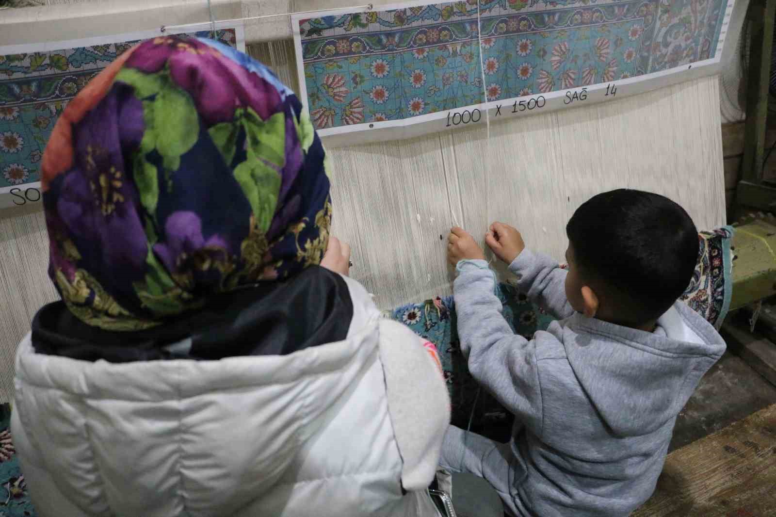 diyarbakirda kadinlar urettikleri el emegi dokuma halilari avrupaya satiyor 1 OdtaiYWK