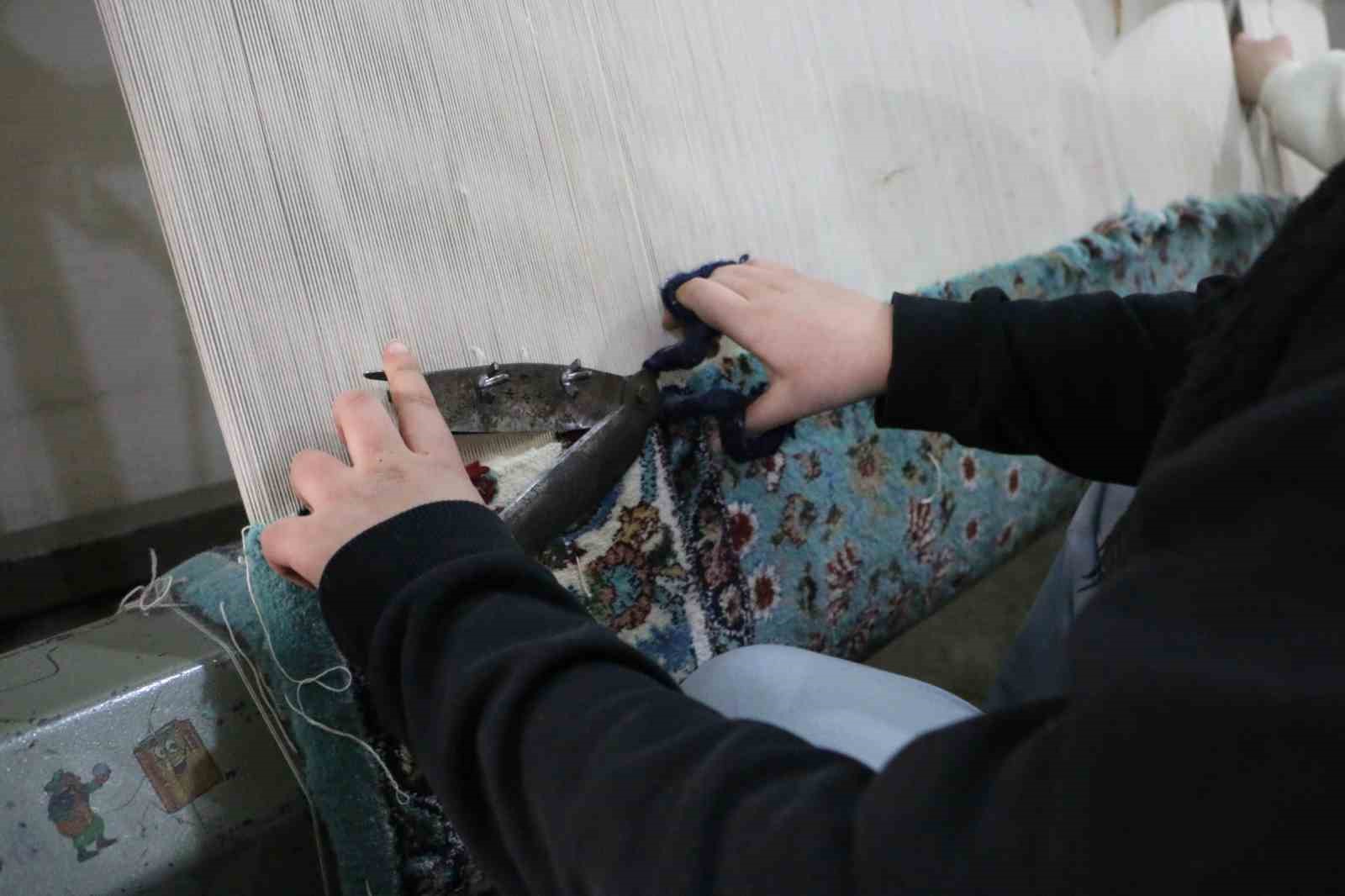 diyarbakirda kadinlar urettikleri el emegi dokuma halilari avrupaya satiyor 8 udSPWf8U