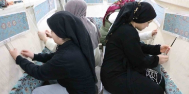 diyarbakirda-kadinlar-urettikleri-el-emegi-dokuma-halilari-avrupaya-satiyor-vfRNJhcj.jpg