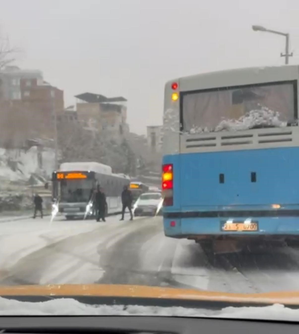 Diyarbakır’da kar bastırdı, şehir içi halk otobüsleri yollarda kaldı 4 diyarbakirda kar bastirdi sehir ici halk otobusleri yollarda kaldi 0 NXmbgz2g