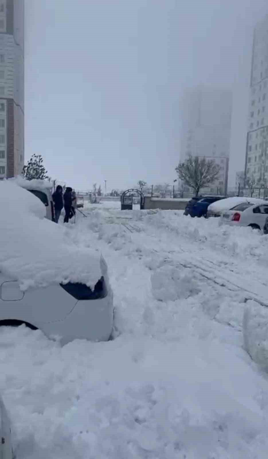 Diyarbakır’da kar esareti: Site sakinleri kiraladıkları kepçeyle yollarını açtı 4 diyarbakirda kar esareti site sakinleri kiraladiklari kepceyle yollarini acti 0 LkkZXvwj