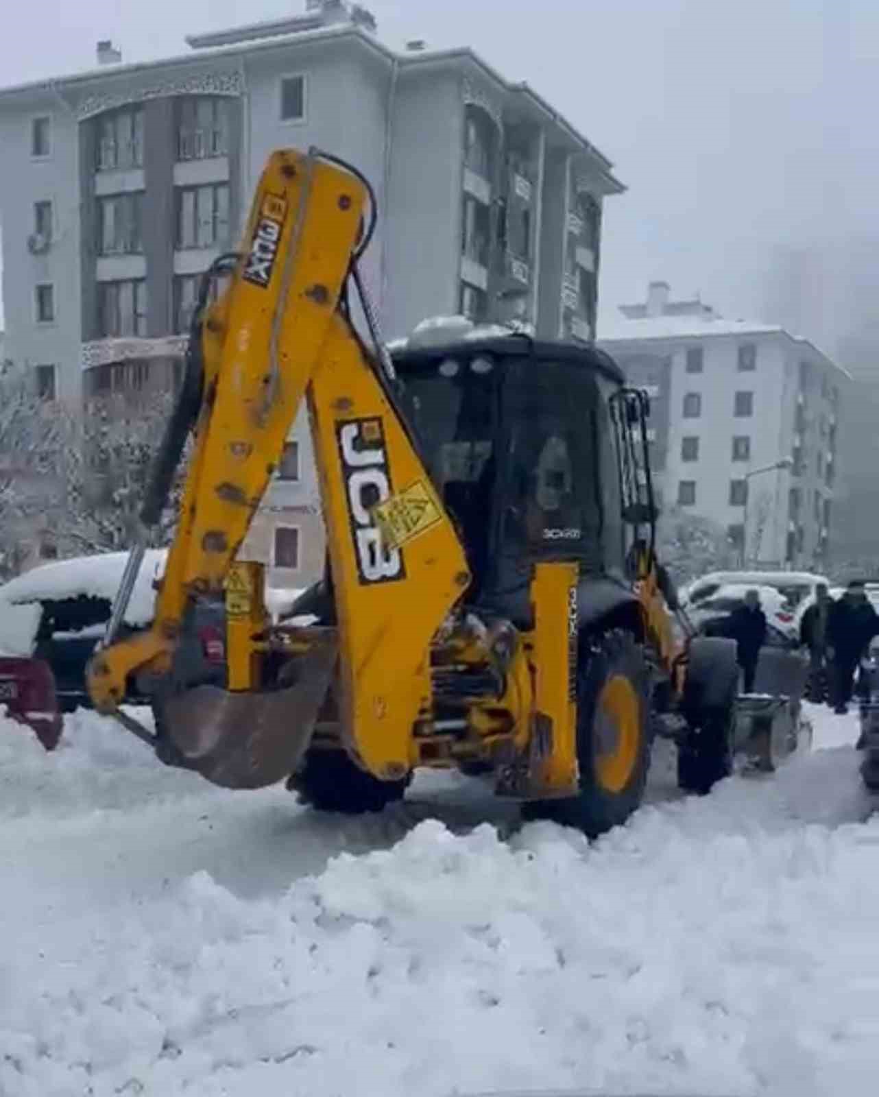 Diyarbakır’da kar esareti: Site sakinleri kiraladıkları kepçeyle yollarını açtı 5 diyarbakirda kar esareti site sakinleri kiraladiklari kepceyle yollarini acti 1 TTaZFgYU