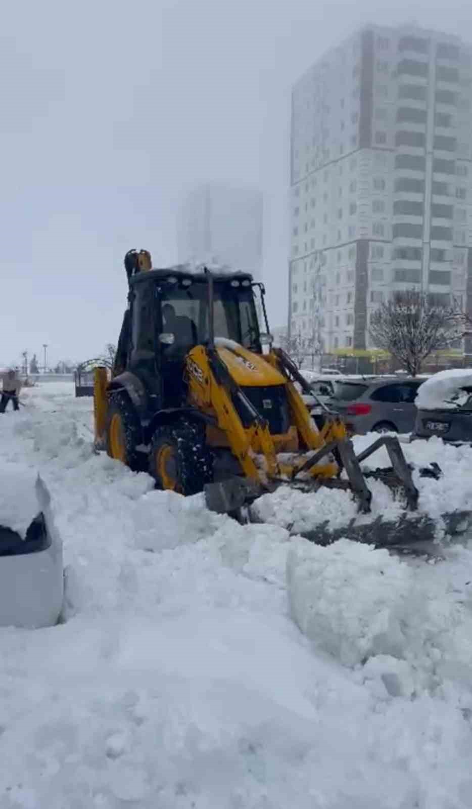Diyarbakır’da kar esareti: Site sakinleri kiraladıkları kepçeyle yollarını açtı 6 diyarbakirda kar esareti site sakinleri kiraladiklari kepceyle yollarini acti 2 lPGbf5RO