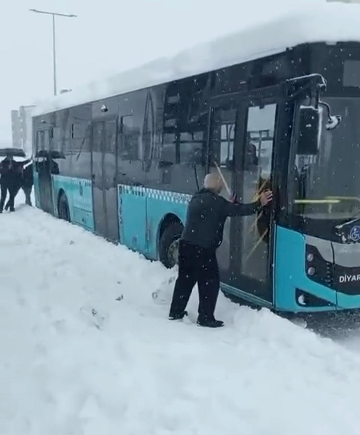 diyarbakirda kar kalinligini metreyle olctuler kent merkezinde kalinlik ortalama 40 santimi buldu 1