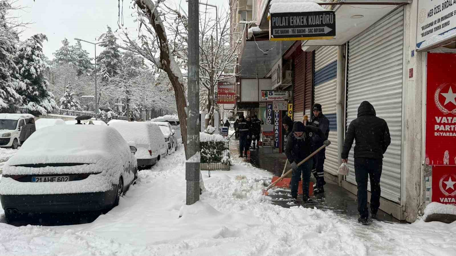 diyarbakirda kar yagisi etkisini surduruyor ucak seferleri iptal edildi 1 IqGuKSKb