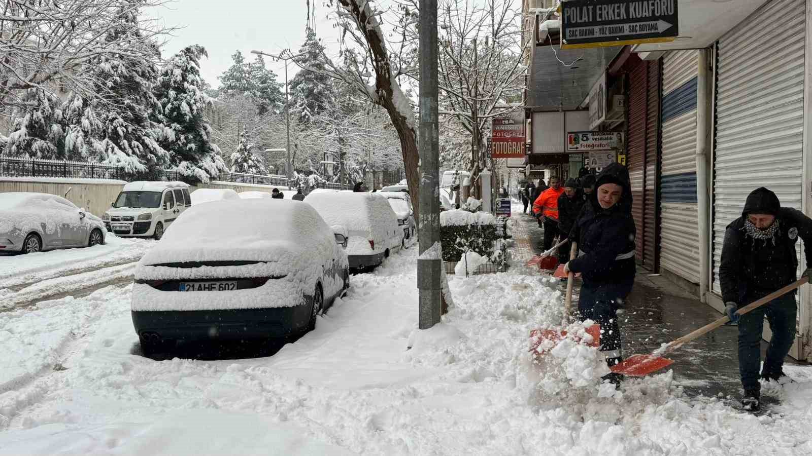 diyarbakirda kar yagisi etkisini surduruyor ucak seferleri iptal edildi 5 bzktEwnz