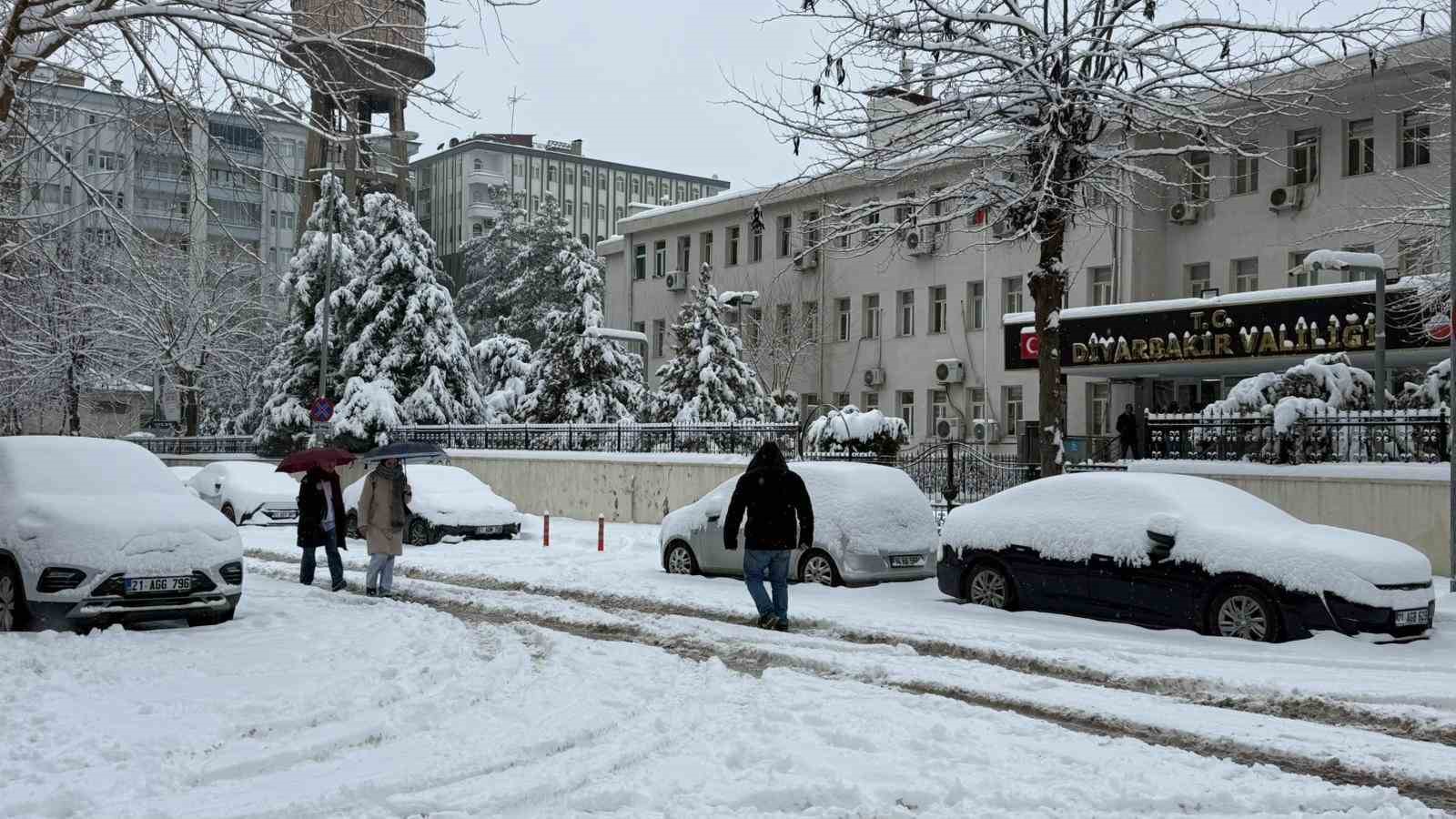 diyarbakirda kar yagisi etkisini surduruyor ucak seferleri iptal edildi 6 kupTydVO