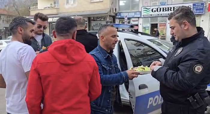 diyarbakirda kavga ihbarina giden polis surprizle karsilasti 1 uBqqUWtW