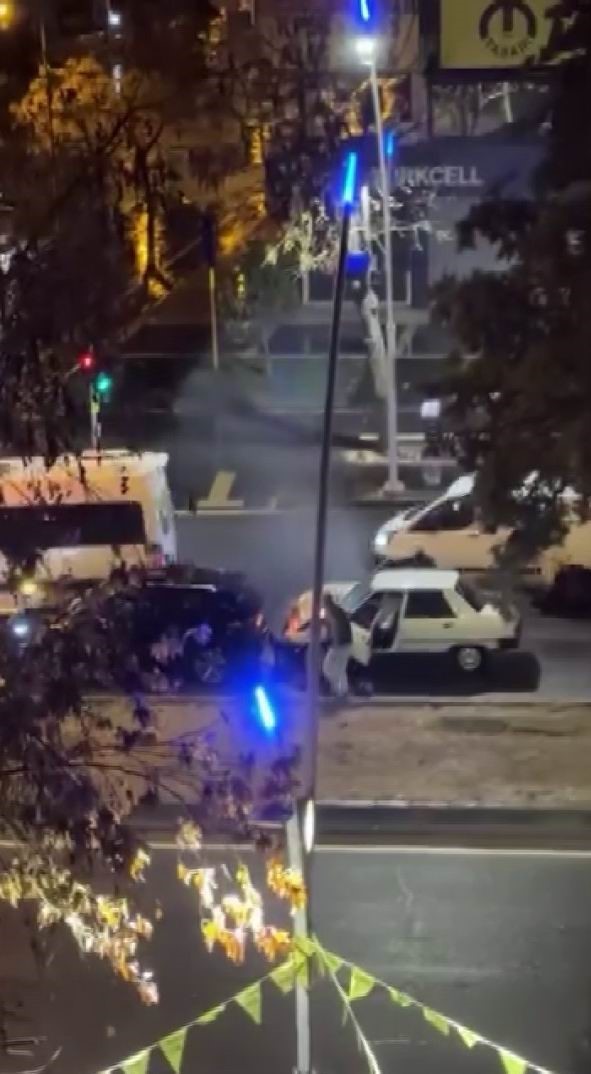 Diyarbakır’da kazaya karışan araçlardan biri alev aldı 5 diyarbakirda kazaya karisan araclardan biri alev aldi 1 rCv98juI