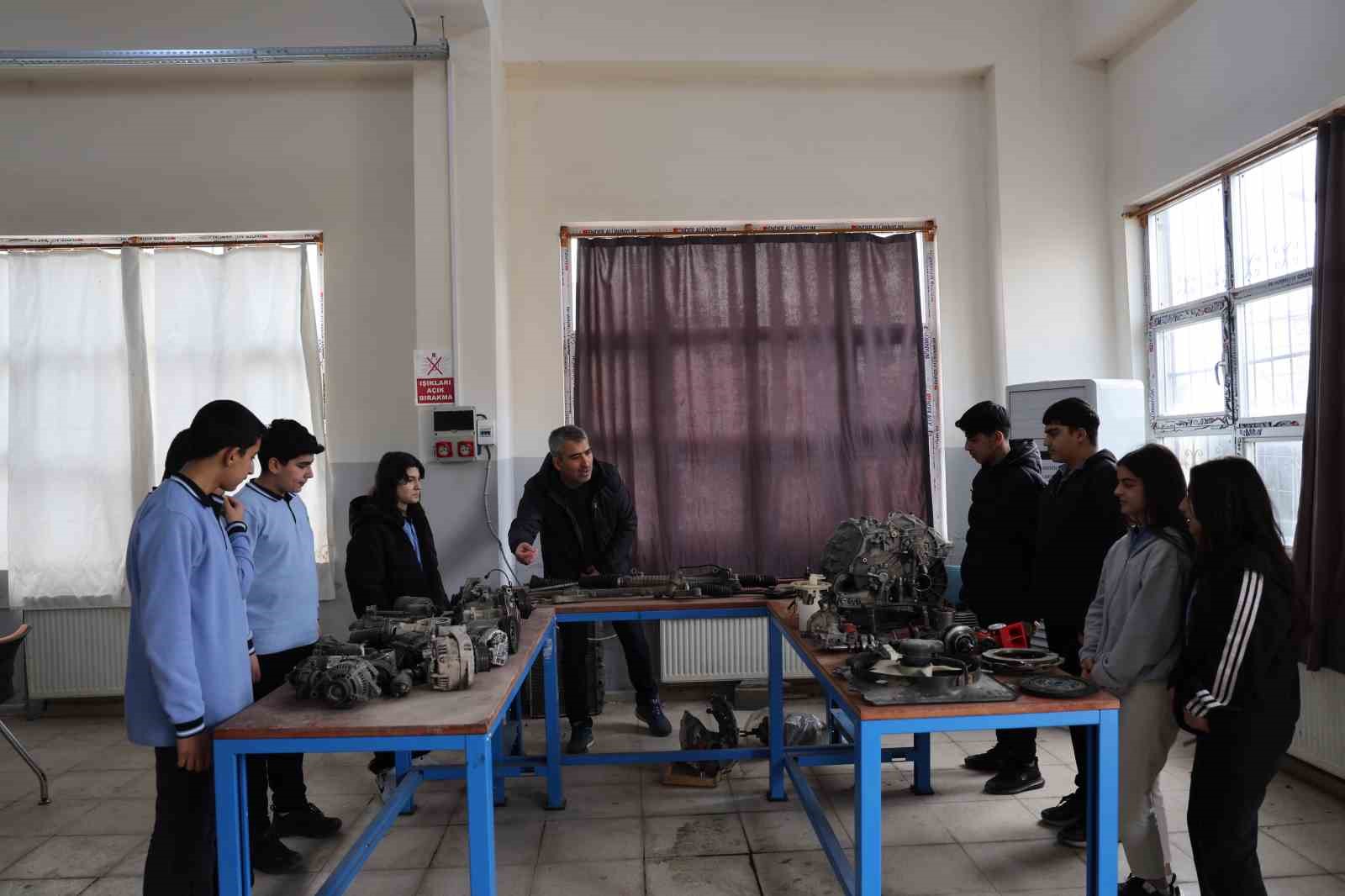 Diyarbakır’da kız ve erkek öğrenciler aldıkları eğitimlerle otomotiv sektörüne giriyor 4 diyarbakirda kiz ve erkek ogrenciler aldiklari egitimlerle otomotiv sektorune giriyor 0 V8J3frug