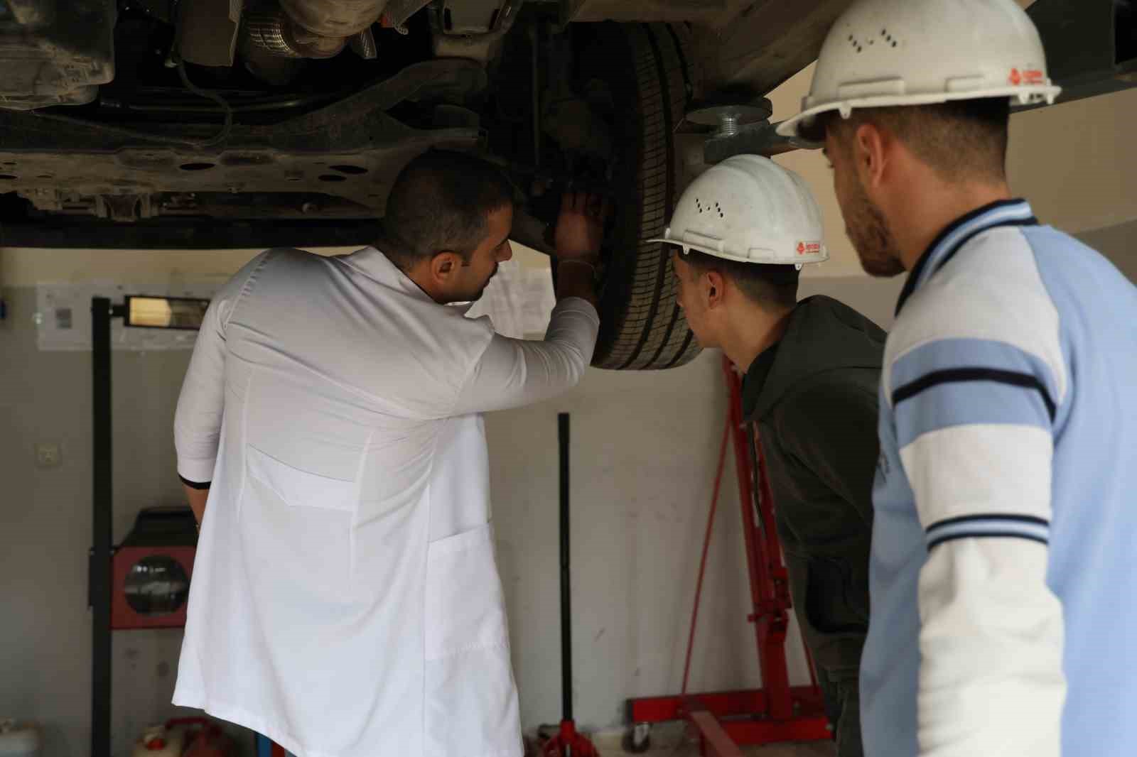 Diyarbakır’da kız ve erkek öğrenciler aldıkları eğitimlerle otomotiv sektörüne giriyor 15 diyarbakirda kiz ve erkek ogrenciler aldiklari egitimlerle otomotiv sektorune giriyor 11