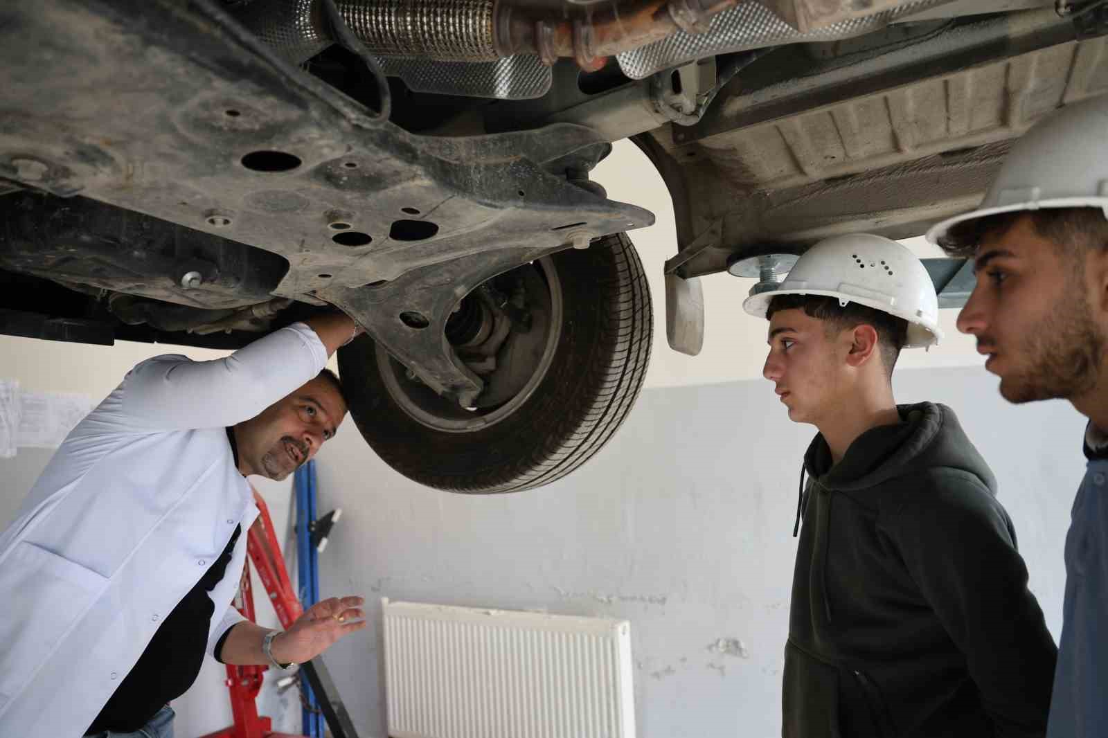 Diyarbakır’da kız ve erkek öğrenciler aldıkları eğitimlerle otomotiv sektörüne giriyor 16 diyarbakirda kiz ve erkek ogrenciler aldiklari egitimlerle otomotiv sektorune giriyor 12 36cUeEn8