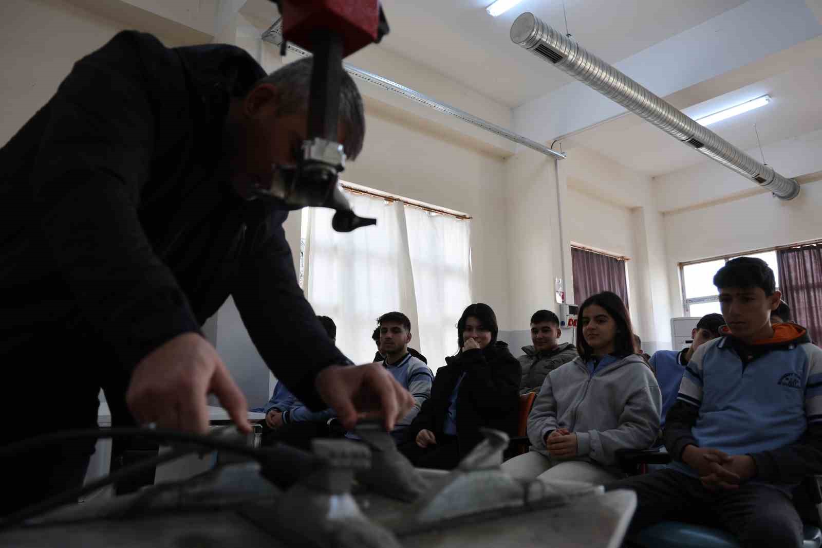 Diyarbakır’da kız ve erkek öğrenciler aldıkları eğitimlerle otomotiv sektörüne giriyor 6 diyarbakirda kiz ve erkek ogrenciler aldiklari egitimlerle otomotiv sektorune giriyor 2