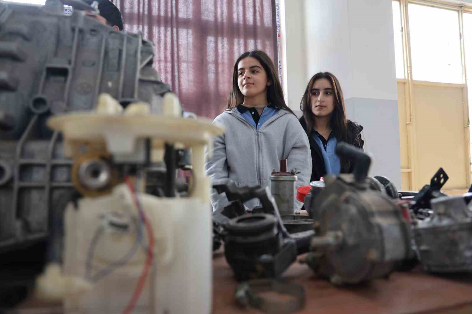 Diyarbakır’da kız ve erkek öğrenciler aldıkları eğitimlerle otomotiv sektörüne giriyor 7 diyarbakirda kiz ve erkek ogrenciler aldiklari egitimlerle otomotiv sektorune giriyor 3 QcPIXLAC