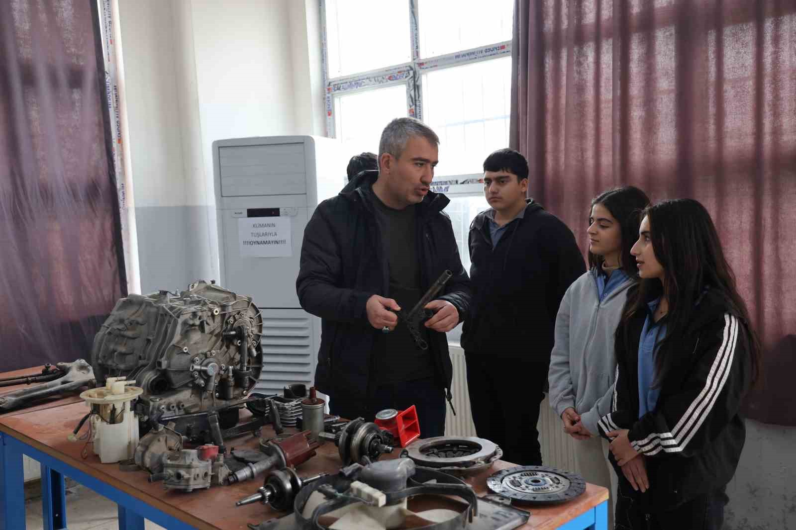 Diyarbakır’da kız ve erkek öğrenciler aldıkları eğitimlerle otomotiv sektörüne giriyor 8 diyarbakirda kiz ve erkek ogrenciler aldiklari egitimlerle otomotiv sektorune giriyor 4 IETEpFH9