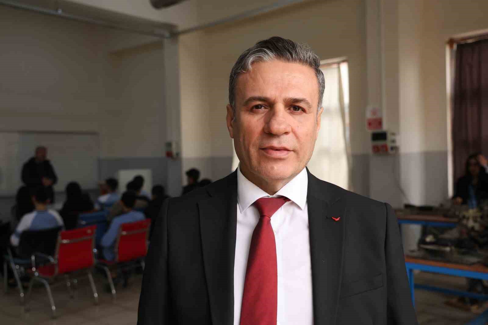 Diyarbakır’da kız ve erkek öğrenciler aldıkları eğitimlerle otomotiv sektörüne giriyor 9 diyarbakirda kiz ve erkek ogrenciler aldiklari egitimlerle otomotiv sektorune giriyor 5 LzqMWEpw