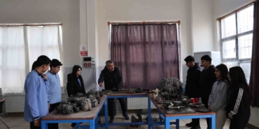 diyarbakirda-kiz-ve-erkek-ogrenciler-aldiklari-egitimlerle-otomotiv-sektorune-giriyor-6GAlq9At.jpg