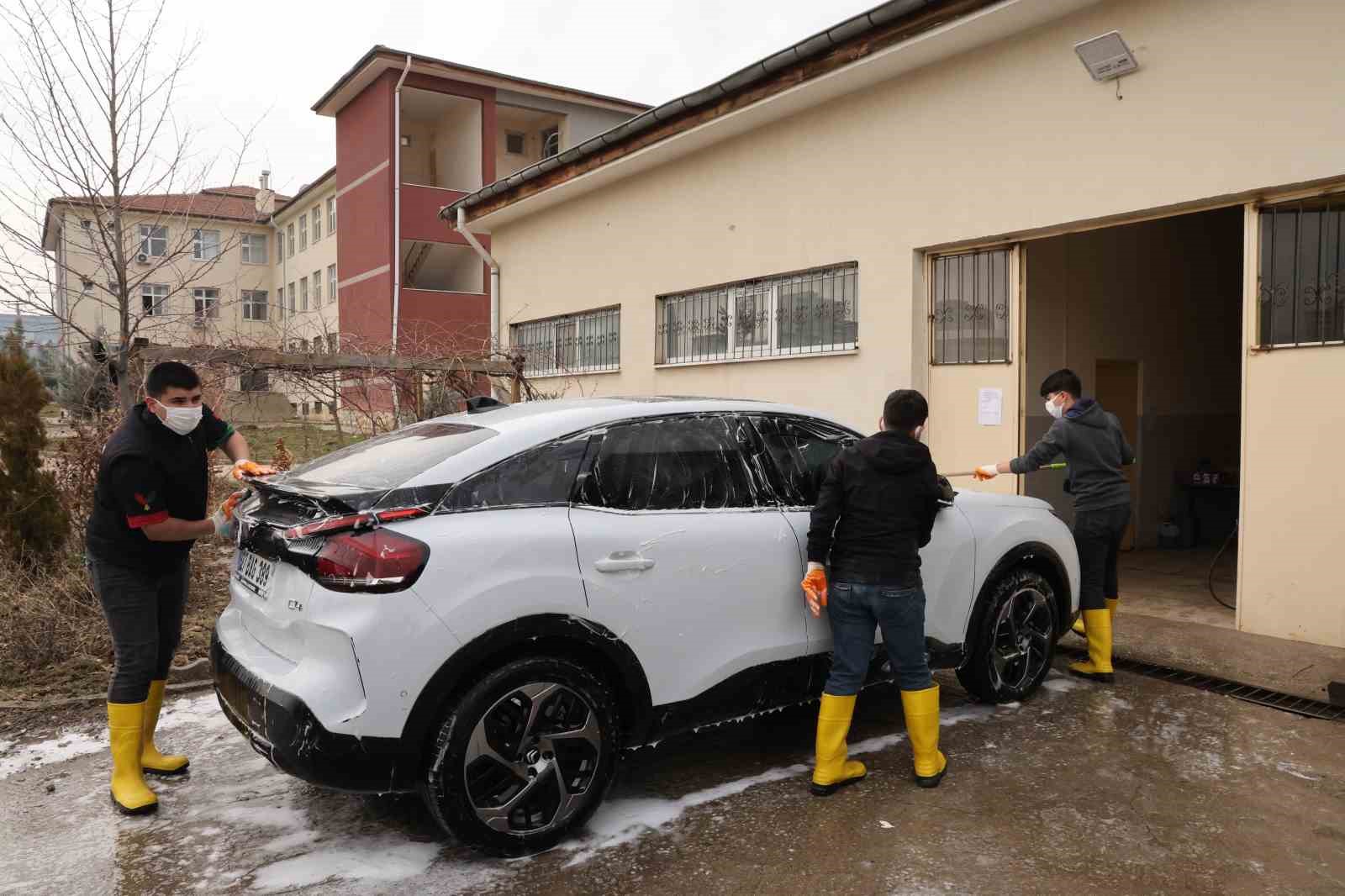 Diyarbakır’da kız ve erkek öğrenciler aldıkları eğitimlerle otomotiv sektörüne giriyor 12 diyarbakirda kiz ve erkek ogrenciler aldiklari egitimlerle otomotiv sektorune giriyor 8 KNawaKKm