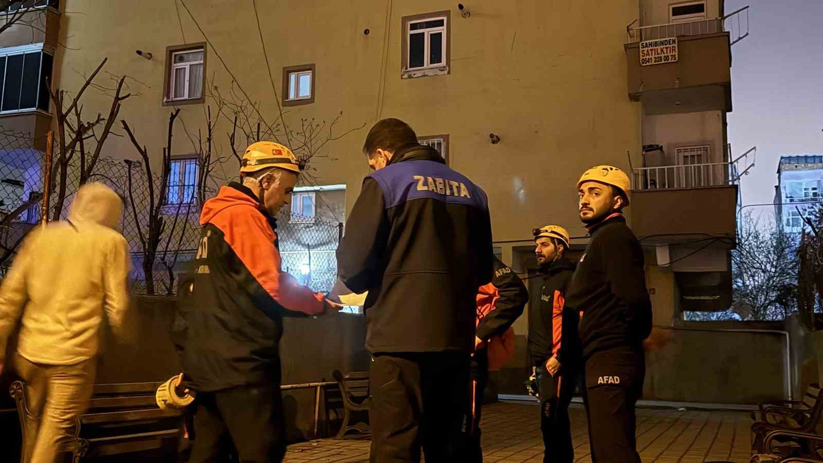 diyarbakirda kolonlarda catlama sesi duyulan bina bosaltildi 51 vatandas tahliye edildi 2 J6Ow83bs