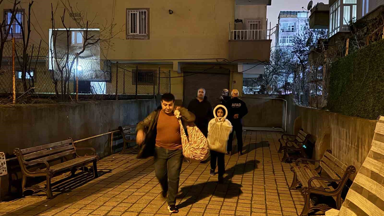 diyarbakirda kolonlarda catlama sesi duyulan bina bosaltildi 51 vatandas tahliye edildi 4 LuzKZdUg