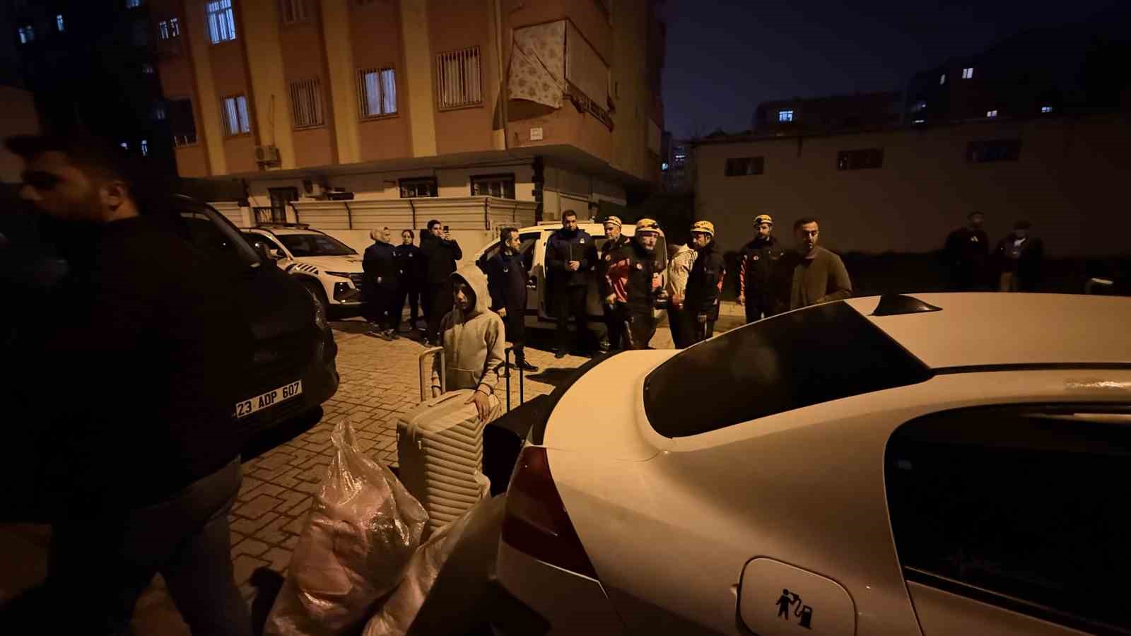 diyarbakirda kolonlarda catlama sesi duyulan bina bosaltildi 51 vatandas tahliye edildi 8