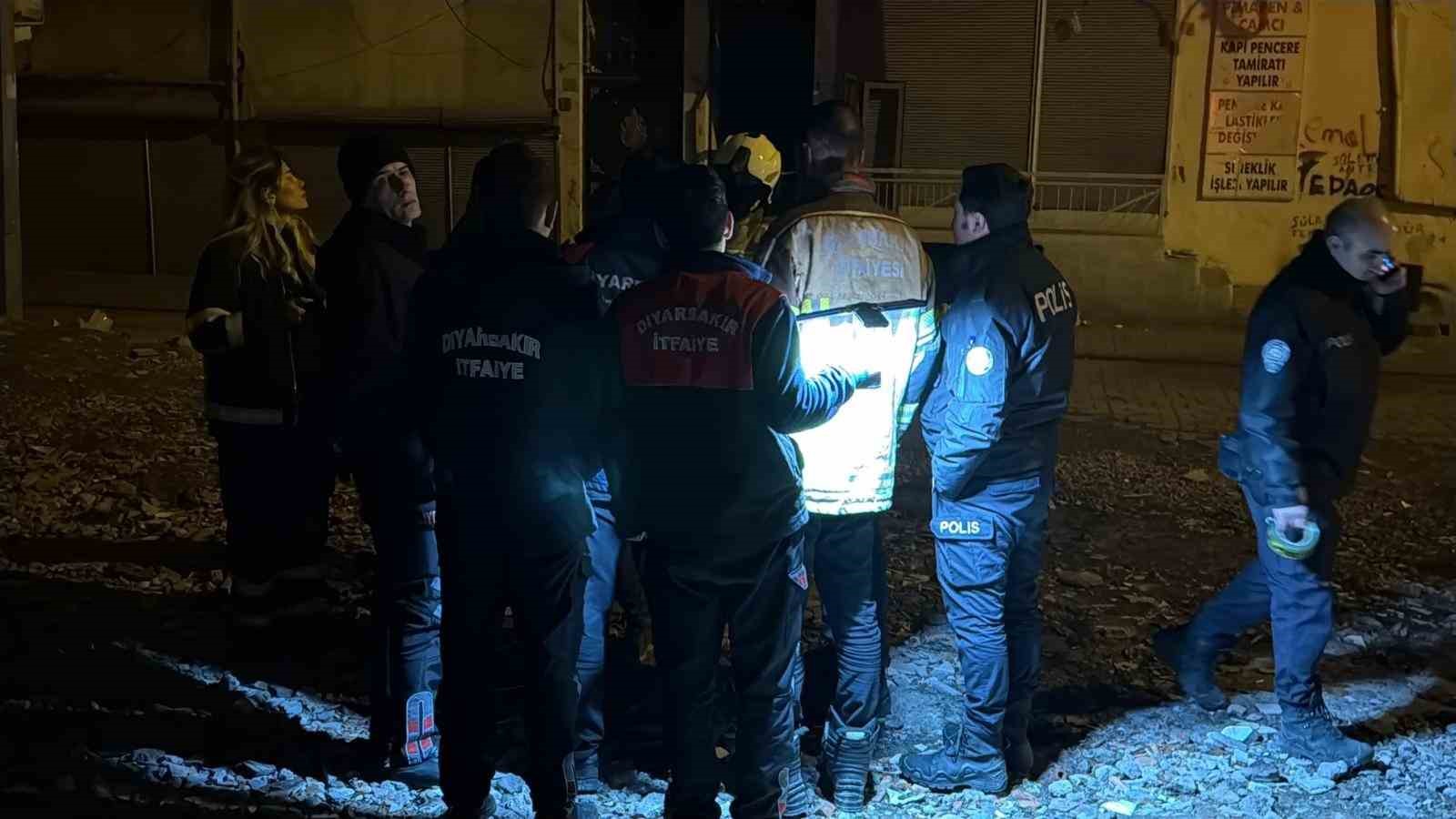 diyarbakirda kolonlarindan ses gelen 8 katli apartman tahliye edildi 2 ZqNBAms6