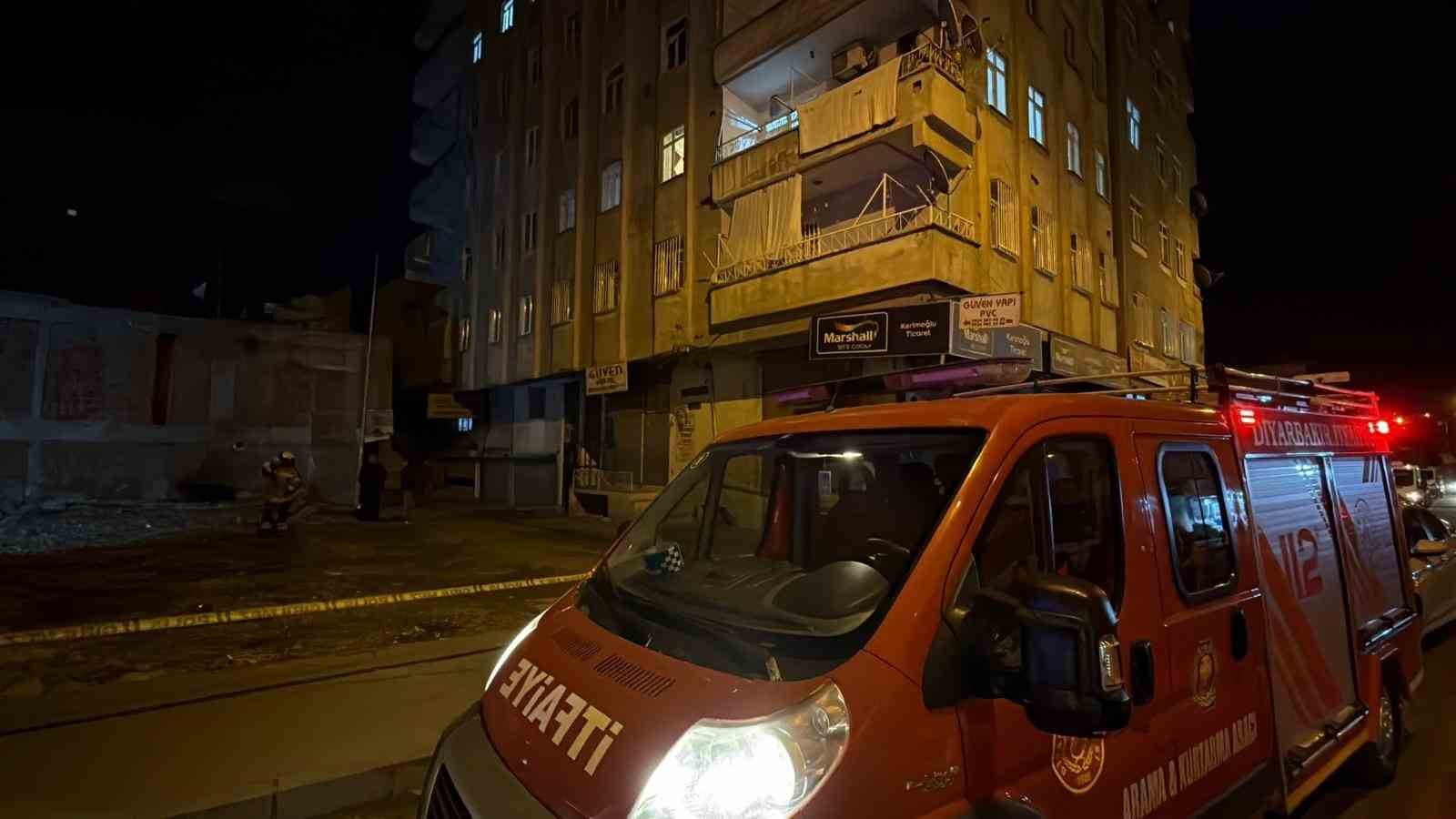 diyarbakirda kolonlarindan ses gelen 8 katli apartman tahliye edildi 3 WjDIsedM