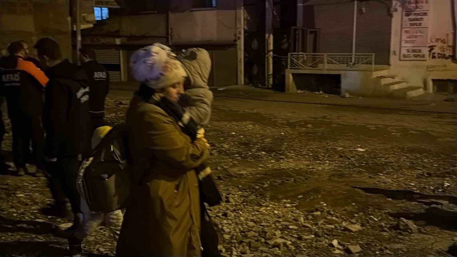 diyarbakirda kolonlarindan ses gelen 8 katli apartman tahliye edildi 6 DYnzCbLi
