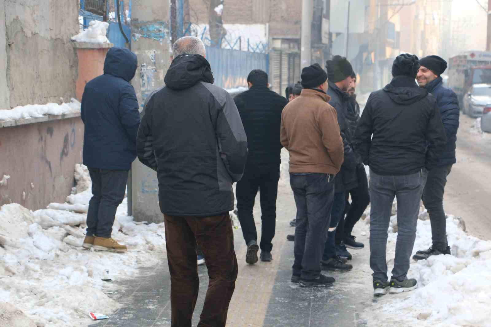 diyarbakirda kolonu catlayan bina sakinleri hirsizlar icin nobet tutuyor 2