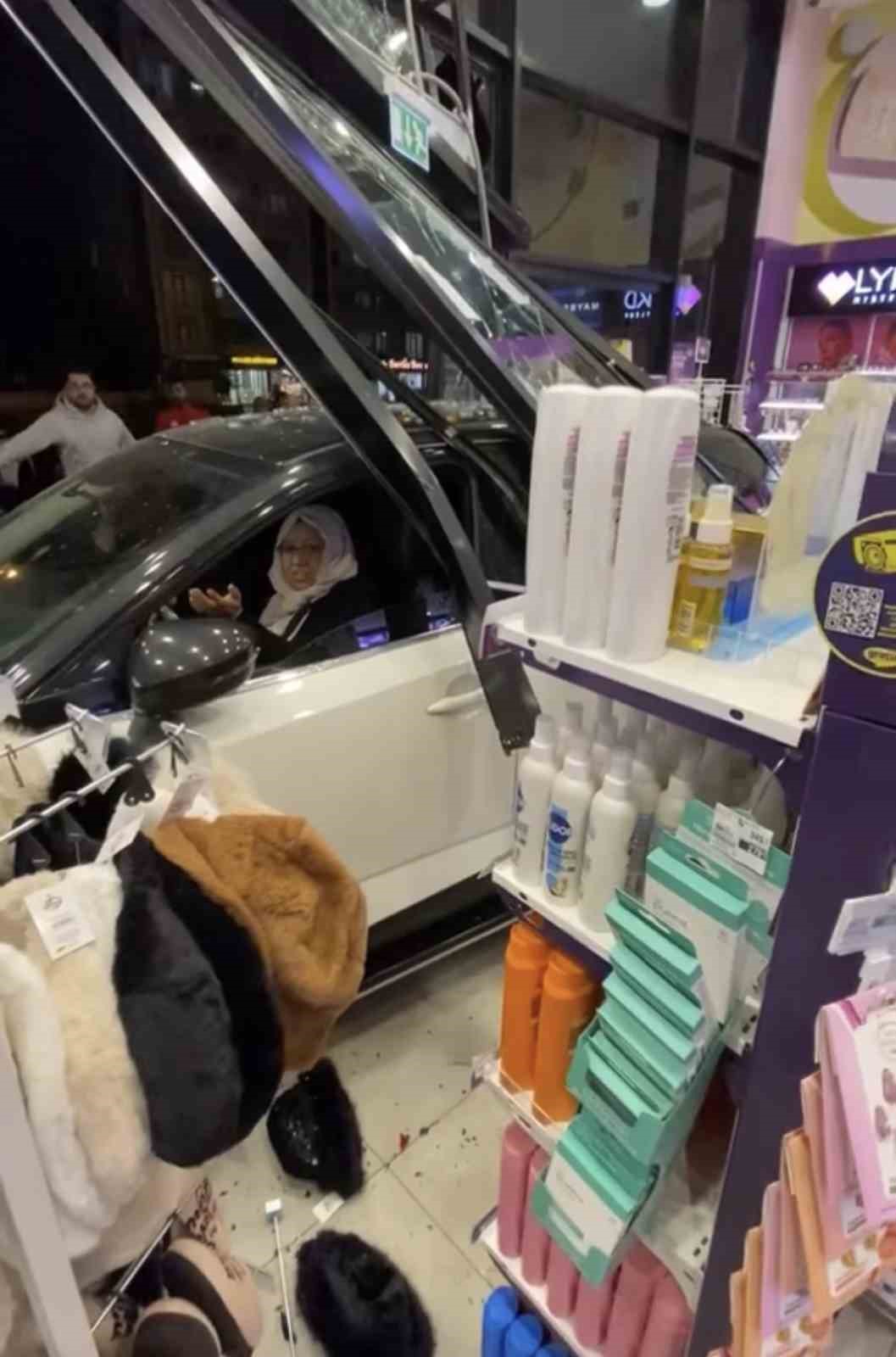 diyarbakirda kontrolden cikan otomobil kozmetik magazasina daldi 0