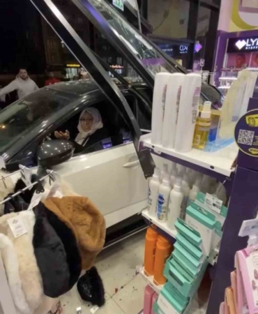 diyarbakirda-kontrolden-cikan-otomobil-kozmetik-magazasina-daldi-eA6zsuGW.jpg