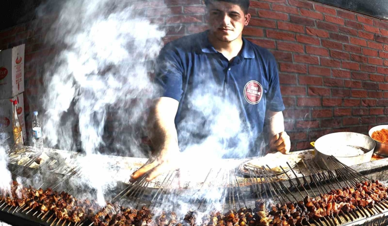 diyarbakirda-kurban-bayrami-oldu-ciger-bayrami-2d91JGAJ.jpg
