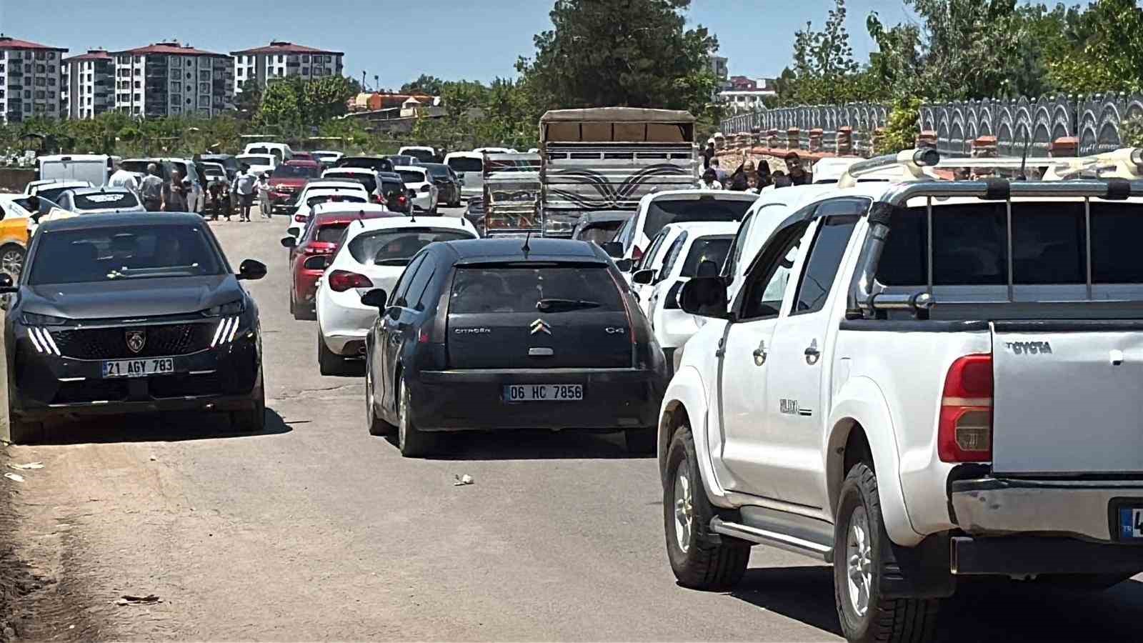 Diyarbakır’da Kurban Bayramı’nın ilk gününde mezarlıklar doldu taştı 7 diyarbakirda kurban bayraminin ilk gununde mezarliklar doldu tasti 3 ziu68gFb