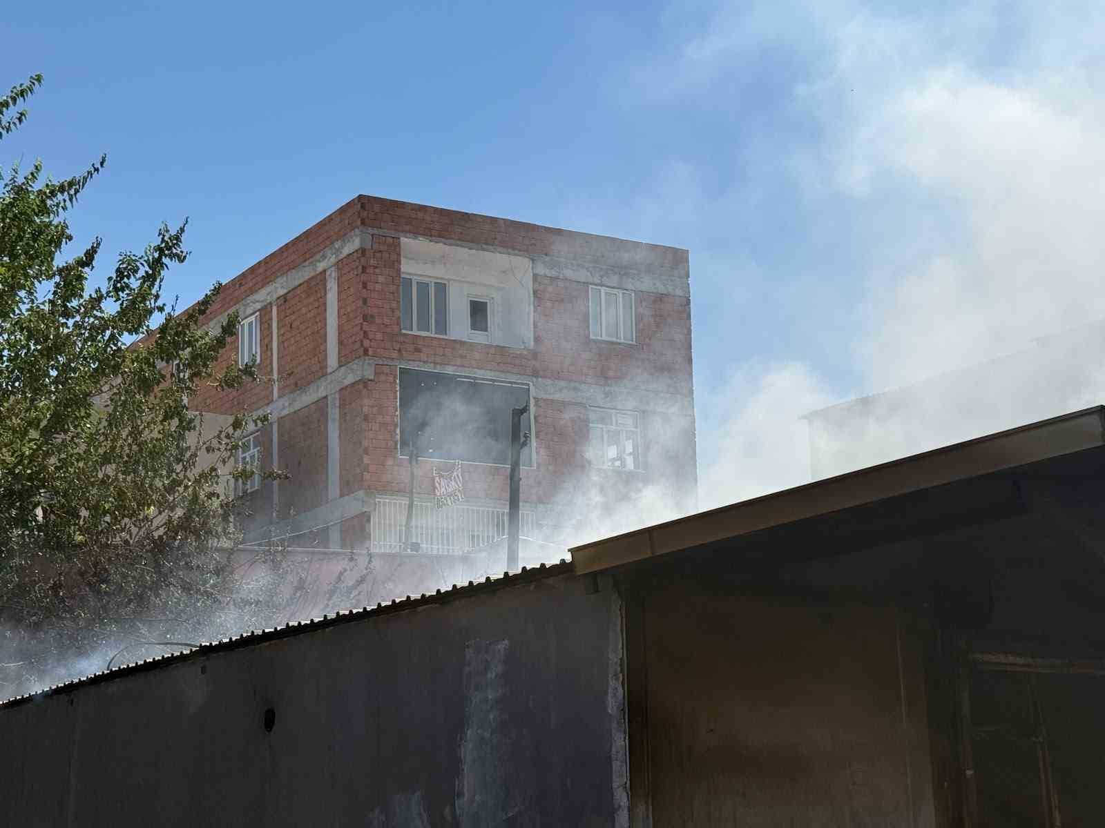 Diyarbakır’da marangoz atölyesinde yangın: 2 yaralı 4 diyarbakirda marangoz atolyesinde yangin 2 yarali 0 ZOkbP3Yw