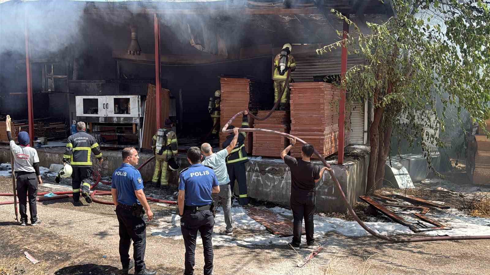 Diyarbakır’da marangoz atölyesinde yangın: 2 yaralı 5 diyarbakirda marangoz atolyesinde yangin 2 yarali 1 8A8cSz1F