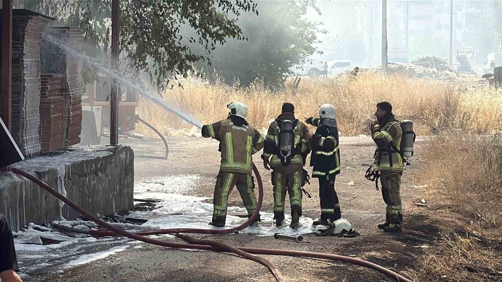 Diyarbakır’da marangoz atölyesinde yangın: 2 yaralı 6 diyarbakirda marangoz atolyesinde yangin 2 yarali 2 nTvAaNK1