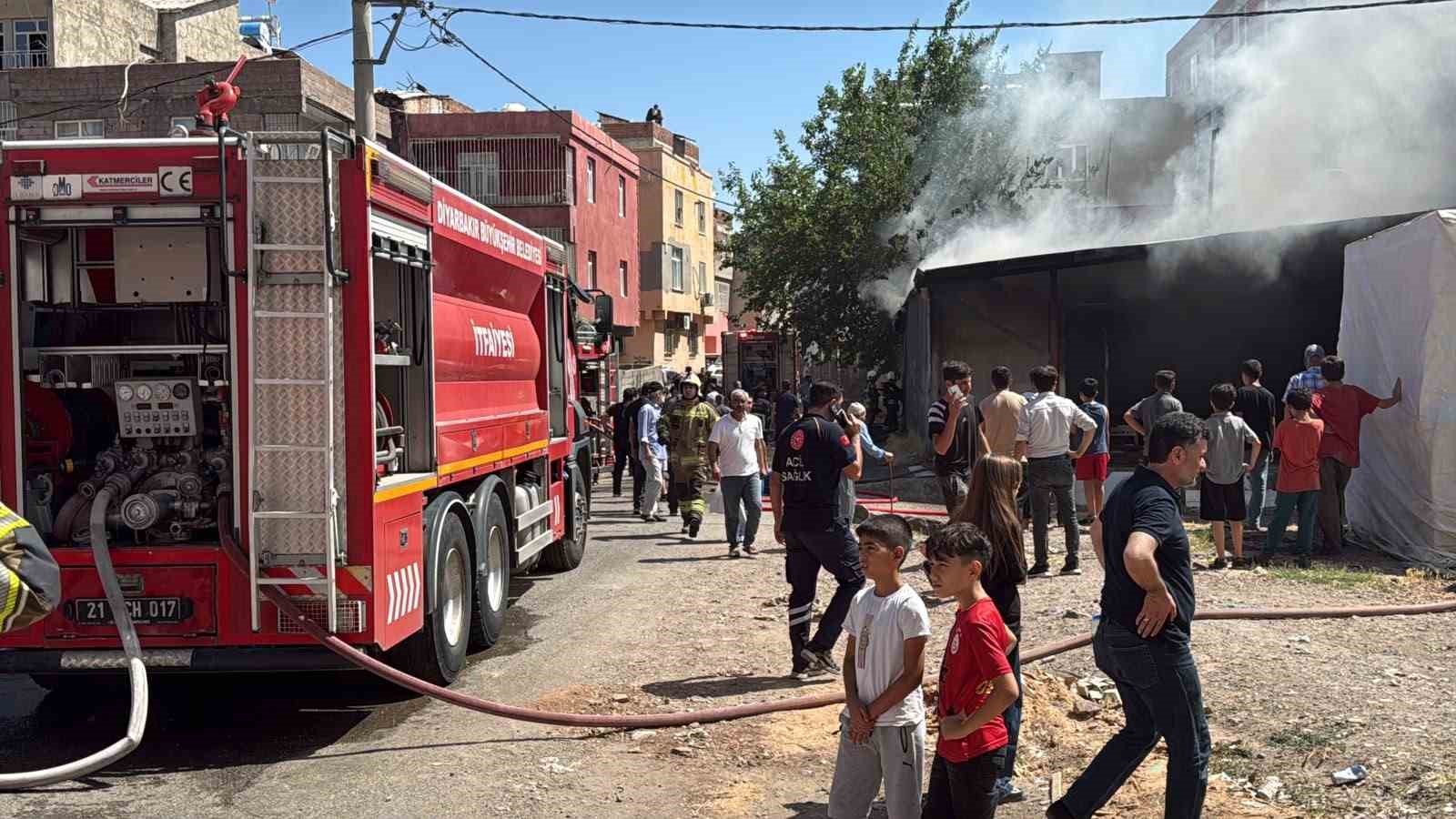 Diyarbakır’da marangoz atölyesinde yangın: 2 yaralı 7 diyarbakirda marangoz atolyesinde yangin 2 yarali 3 t3aT3dBY