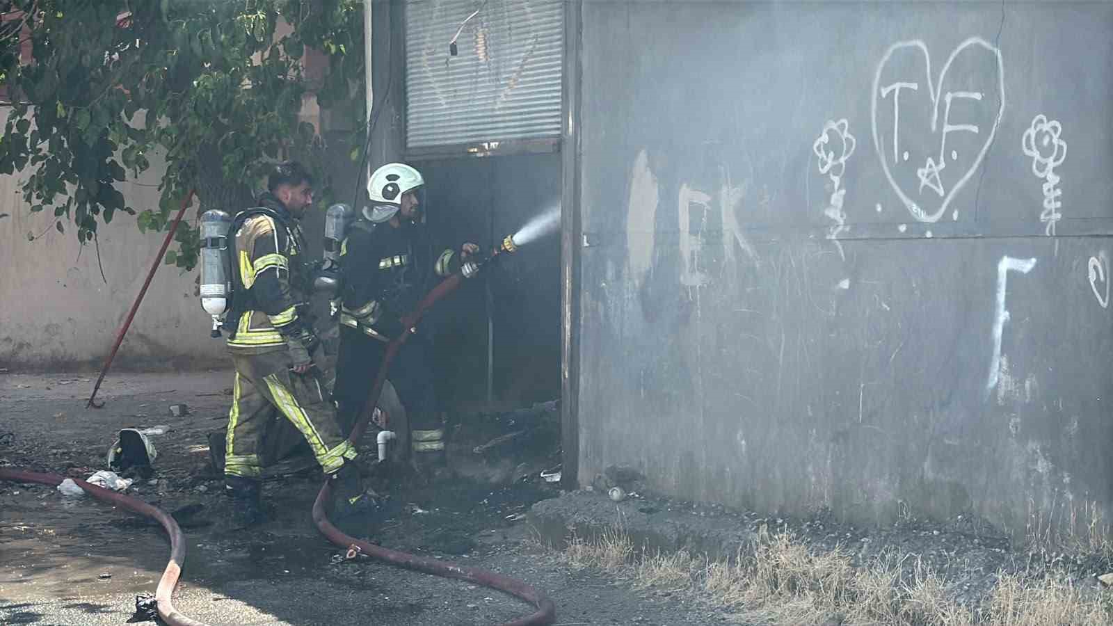 Diyarbakır’da marangoz atölyesinde yangın: 2 yaralı 8 diyarbakirda marangoz atolyesinde yangin 2 yarali 4 tuFF5vBy