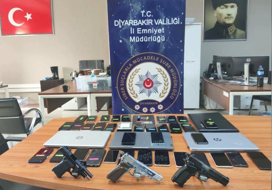 Diyarbakır’da "Markaj" operasyonu: Hesaplarında 2 milyar 743 milyon lira para hacmi olan şüphelilerden 25’i tutuklandı 6 diyarbakirda markaj operasyonu hesaplarinda 2 milyar 743 milyon lira para hacmi olan suphelilerden 25i 3Yp8NCkI