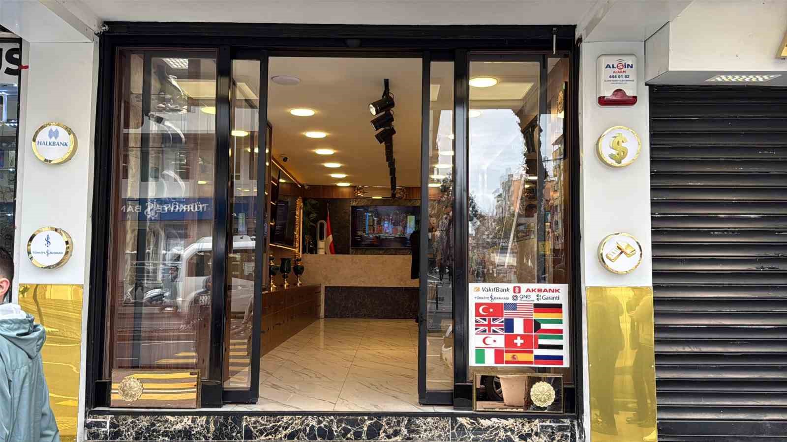 diyarbakirda motosikletli sahislar kuyumcu dukkanini kursunladi 0 Alk1Fgb4