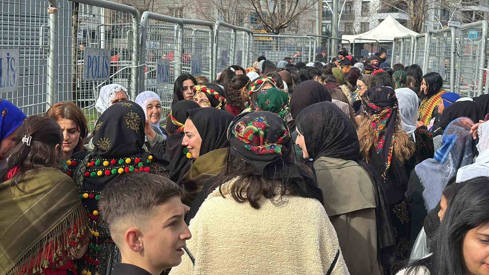 Diyarbakır’da Nevruz kutlandı 5 diyarbakirda nevruz kutlandi 1 KuA4Vhne
