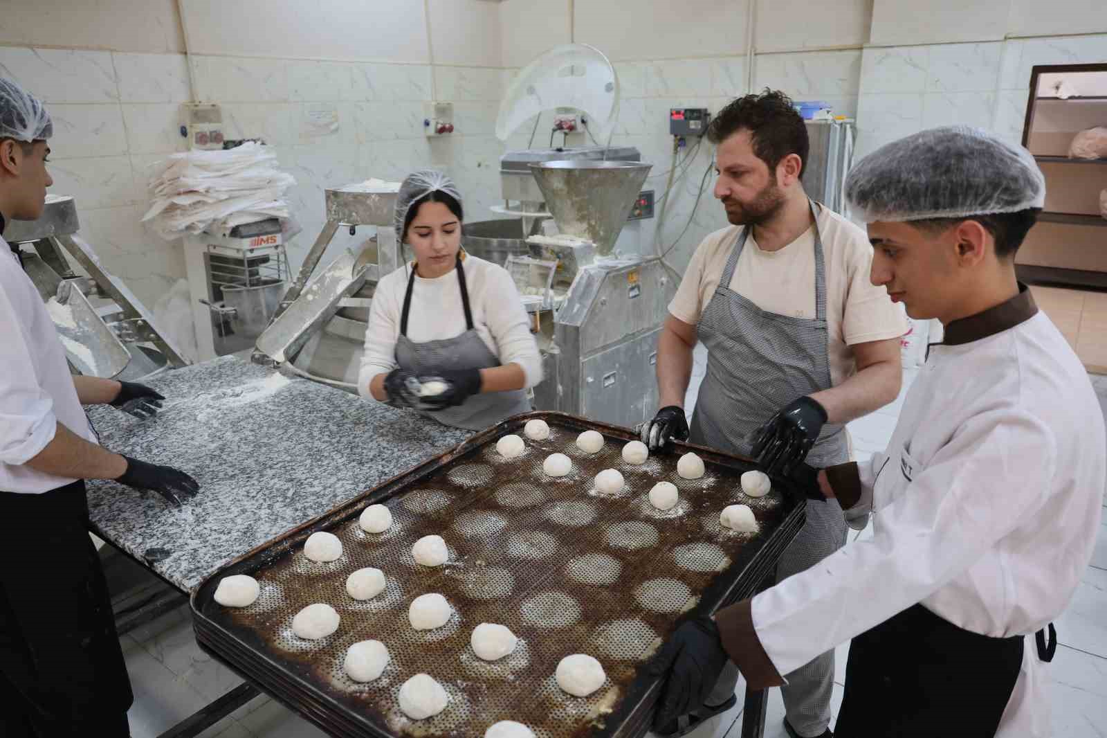 diyarbakirda ogrenci ve ogretmenlerin cikardigi pideler ihtiyac sahiplerine ulastiriliyor 3 yIrbsVJa