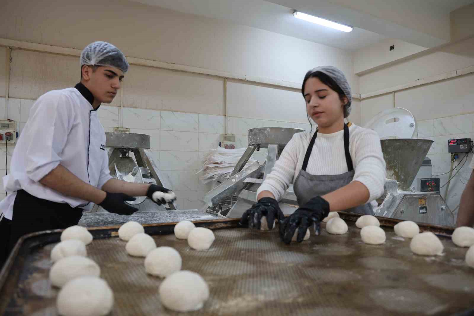 diyarbakirda ogrenci ve ogretmenlerin cikardigi pideler ihtiyac sahiplerine ulastiriliyor 7 JC3grTjq