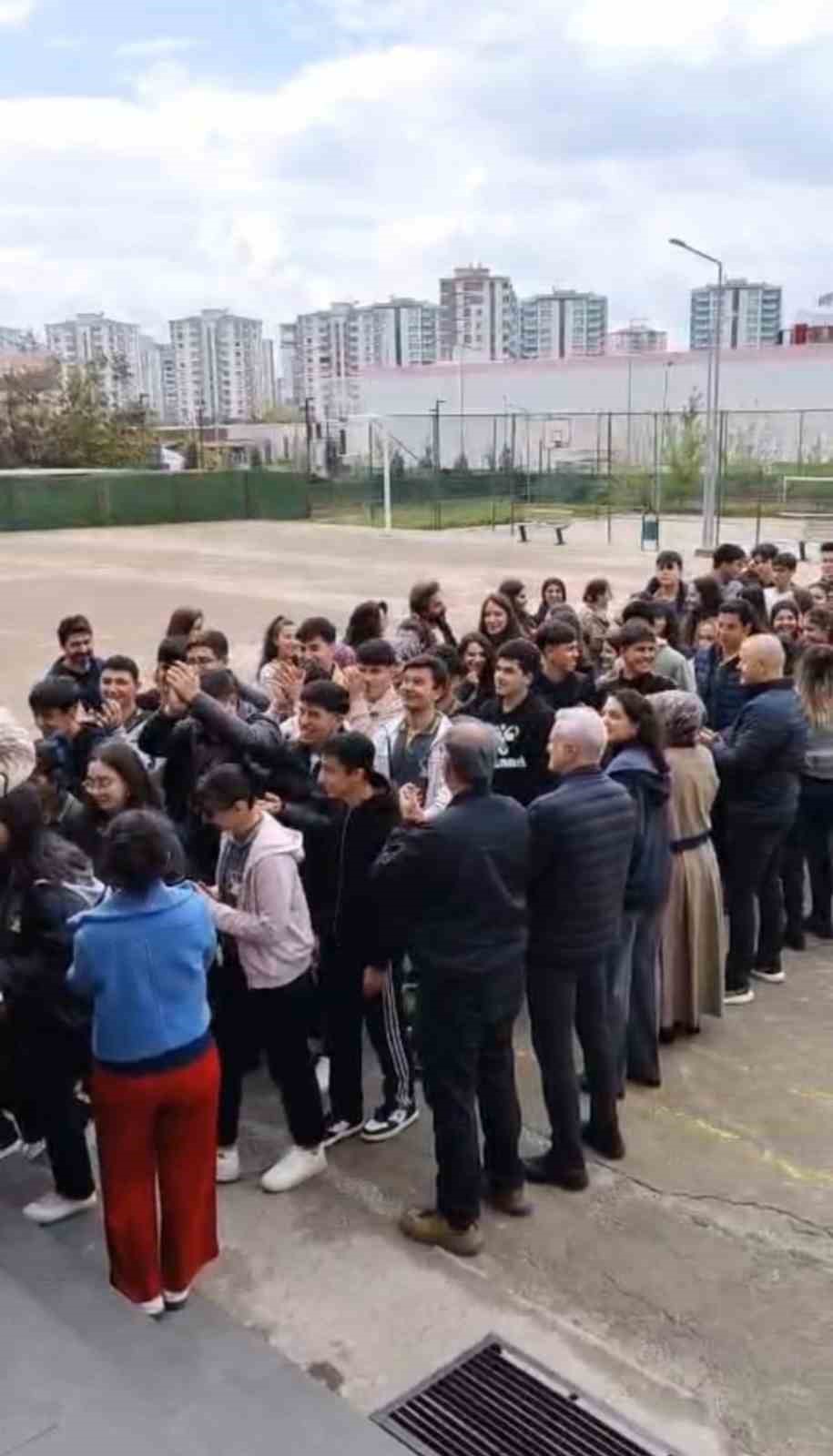 diyarbakirda ogrenciler ogretmenlerini ciceklerle karsilayip sarildi 0 UnOmASWz