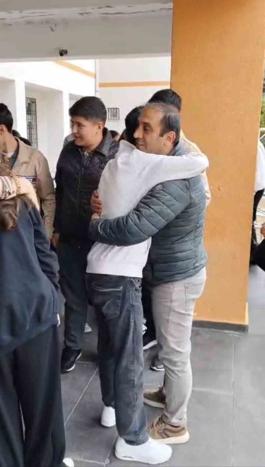 diyarbakirda ogrenciler ogretmenlerini ciceklerle karsilayip sarildi 1 WLUGvMW9