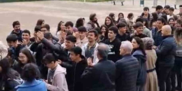 diyarbakirda-ogrenciler-ogretmenlerini-ciceklerle-karsilayip-sarildi-OKLm6gf1.jpg