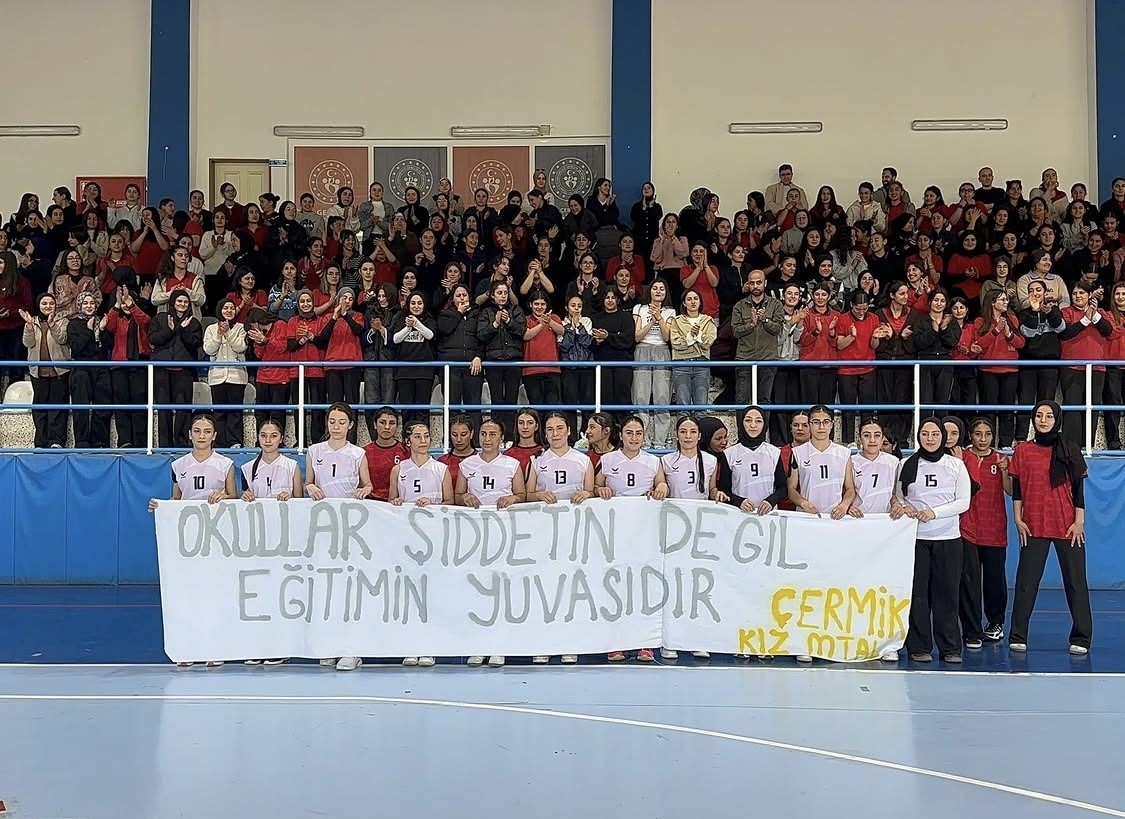 diyarbakirda ogrencilerin actigi pankart duygulandirdi 2 5PZViTjz