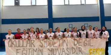 diyarbakirda-ogrencilerin-actigi-pankart-duygulandirdi-YfTG2AFu.jpg